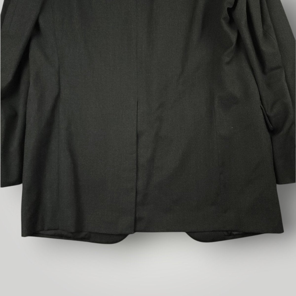 Bottom rear hem and hook vent detail on vintage Brooks Brothers Makers blazer