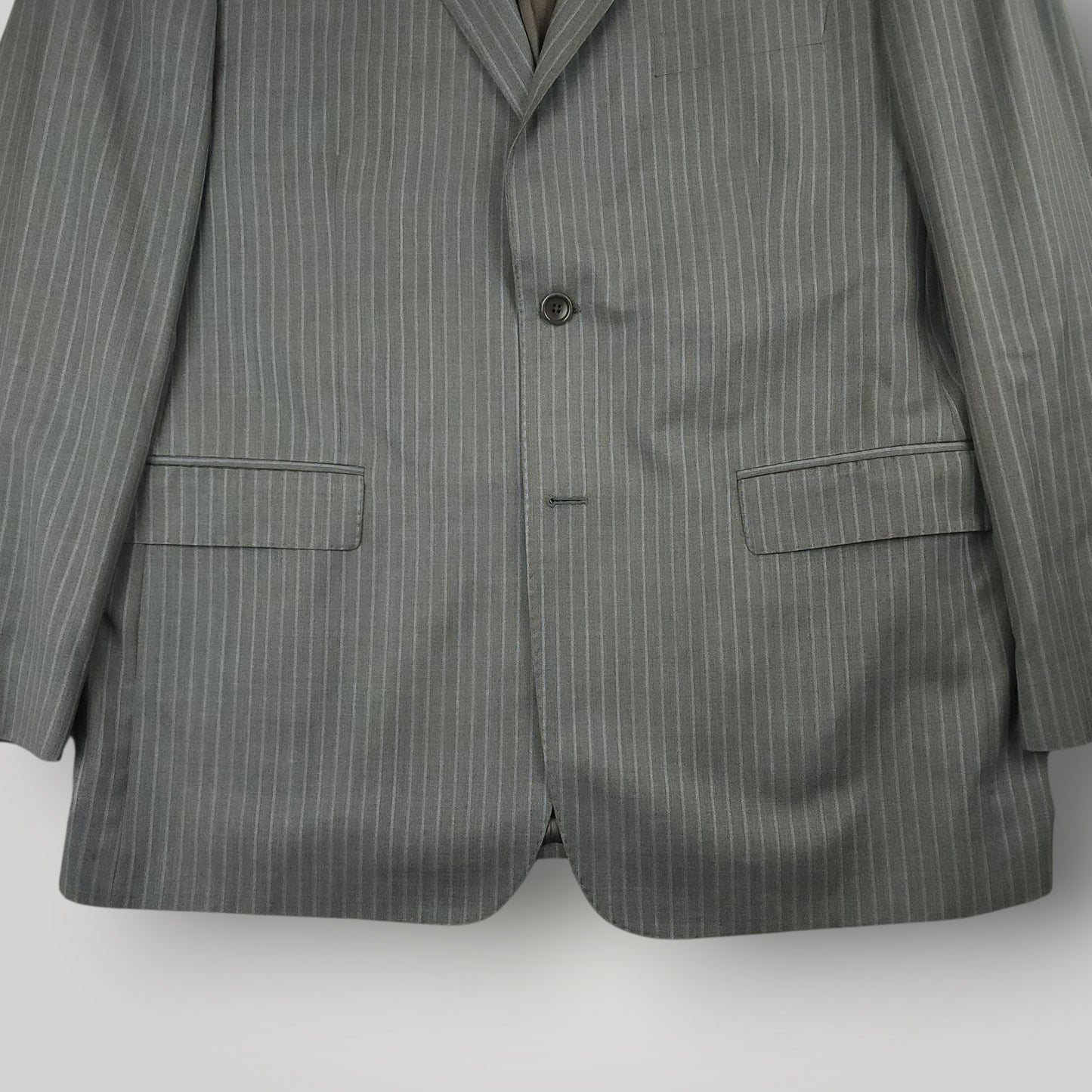 Suit jacket sleeve and pocket detail on Ermenegildo Zegna Traveller suit