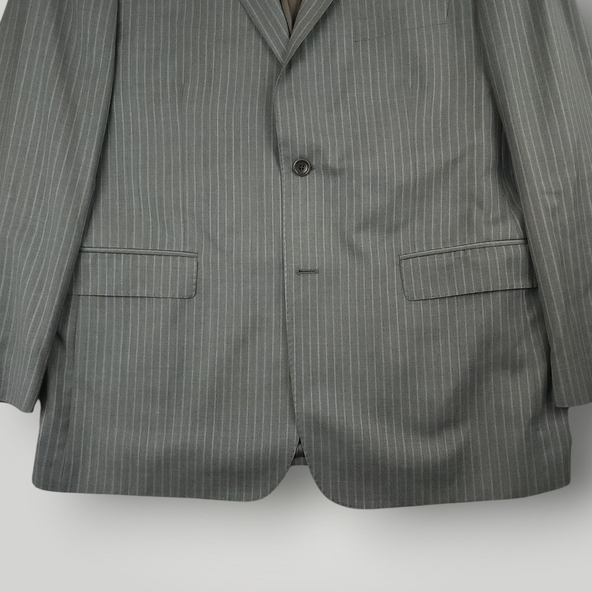 Suit jacket sleeve and pocket detail on Ermenegildo Zegna Traveller suit