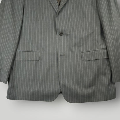 Suit jacket sleeve and pocket detail on Ermenegildo Zegna Traveller suit