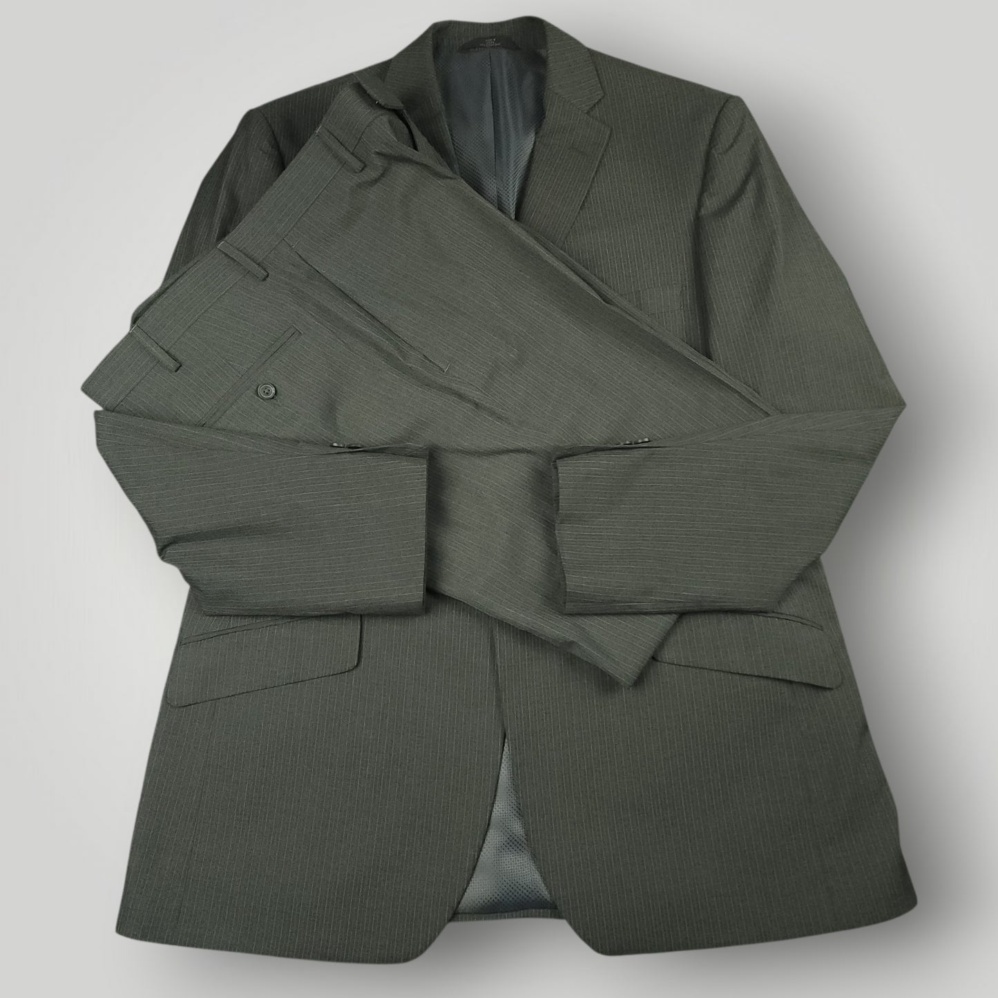 Modern Fit Performance Travel Pinstripe Suit 44L/36R