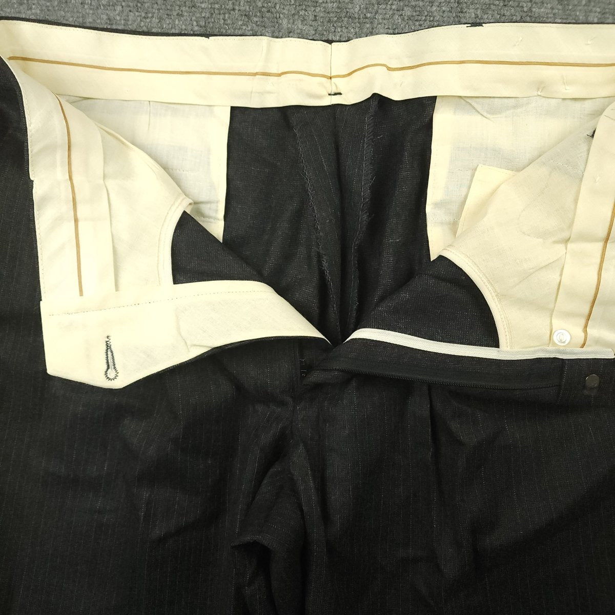 Vintage 80s Classic Fit Wool Double Breasted Chalk Stripe Suit 43L/37
