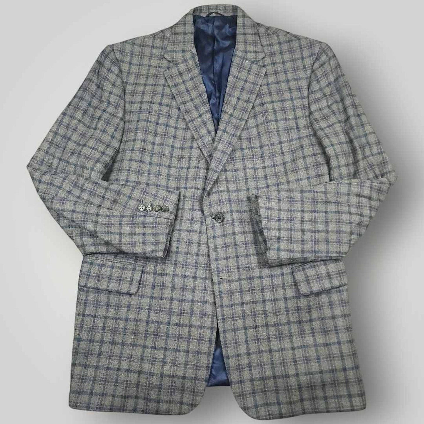 Tom James Innocenti Italian wool plaid sack jacket sport coat front view in men's size 40L.