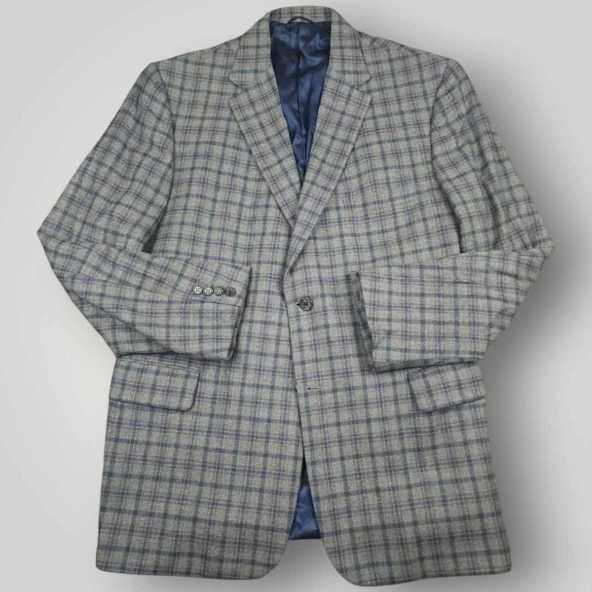 Tom James Innocenti Italian wool plaid sack jacket sport coat front view in men's size 40L.